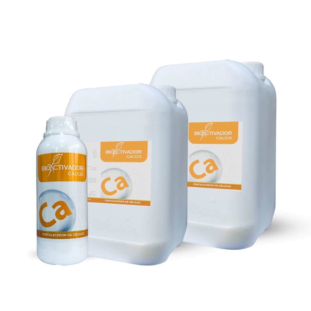 Envase del fertilizante calcio foliar Bioactivador, aplicado en etapa de cuajado para prevenir la deficiencia de calcio en las plantas y fortalecer frutos.