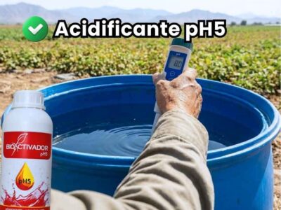 Agricultor realizando medición de pH en tanque de agua con potenciómetro digital. Portada del artículo sobre el uso del acidificante agrícola Bioactivador pH5 para corregir aguas alcalinas.