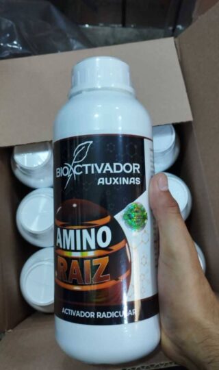 Sin Intermediarios: Bioactivador Amino Raíz (Directo de Fábrica) Botella de Bioactivador Amino Raíz (Auxinas) recién salida de fábrica. Muestra presentación de 1 litro de enraizante hormonal listo para venta directa al agricultor sin intermediarios.