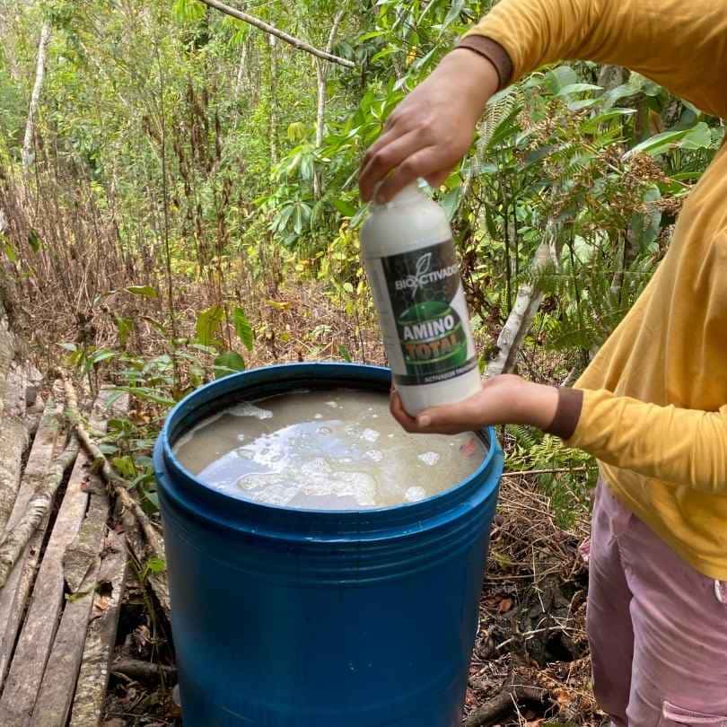 Aplicación del bioestimulante Amino Total en tanque de mezcla, demostrando su alta solubilidad y facilidad de integración en programas nutricionales.