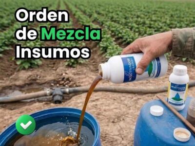 Portada de la guía sobre el orden de mezcla de insumos agrícolas. Un técnico con guantes de seguridad realiza una prueba de compatibilidad en campo vertiendo un acondicionador de agua en una jarra junto a un tanque de mezcla.