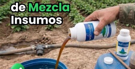 Portada de la guía sobre el orden de mezcla de insumos agrícolas. Un técnico con guantes de seguridad realiza una prueba de compatibilidad en campo vertiendo un acondicionador de agua en una jarra junto a un tanque de mezcla.