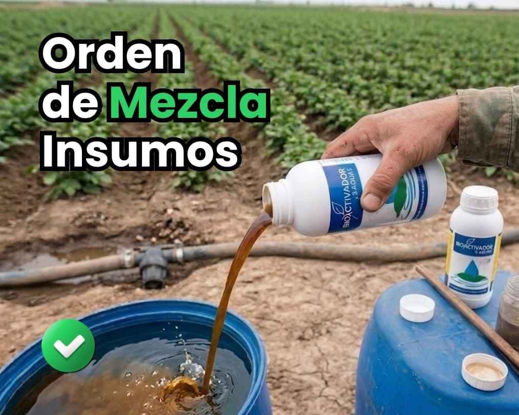 Portada de la guía sobre el orden de mezcla de insumos agrícolas. Un técnico con guantes de seguridad realiza una prueba de compatibilidad en campo vertiendo un acondicionador de agua en una jarra junto a un tanque de mezcla.